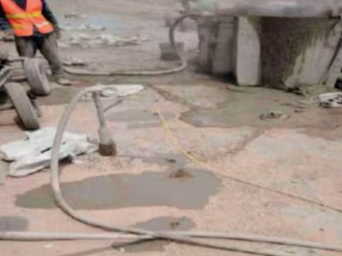 始兴水泥混凝土路面板底注浆技术 路面脱空注浆整治方案